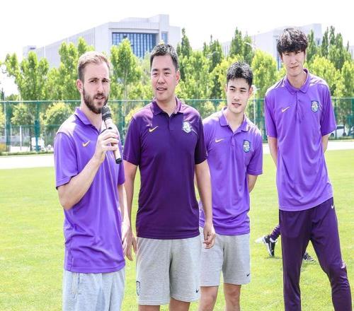 左右哥引领,游客体验雪,地狂欢,好博体育官网,好博体育平台,好博体育链接,好博体育官方