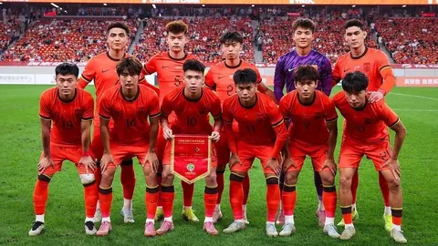 贾乃亮与甜馨甜蜜逛街购袜，李小璐疑似同行为伴